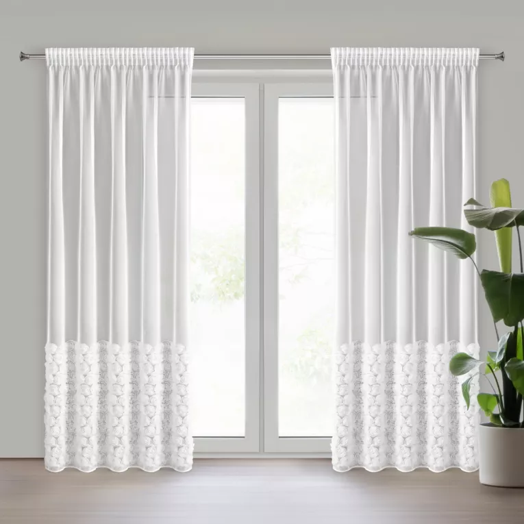 Firana z siateczki biała zdobiona pasem aplikacji róż 3D 140x270 cm taśma ROSES Eva Minge Eurofirany