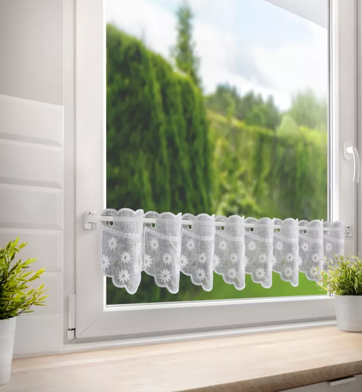 Tkanina firanowa zazdrostka z etaminy zdobiona haftem drobnych kwiatów Eurofirany