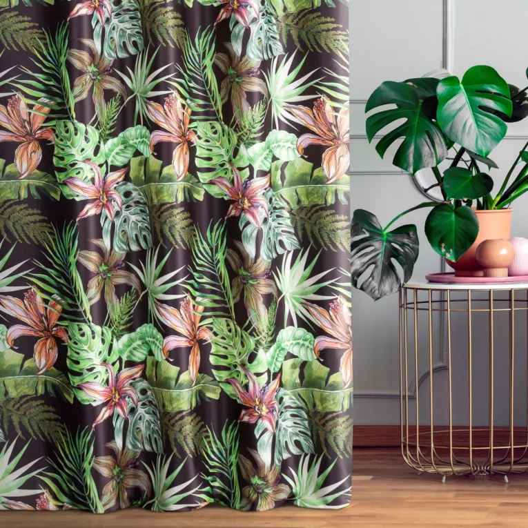 Zasłona szyta na taśmie 8 cm CARLITA czarno zielona z miękkiej tkaniny typu blackout drukowanej w botaniczny wzór