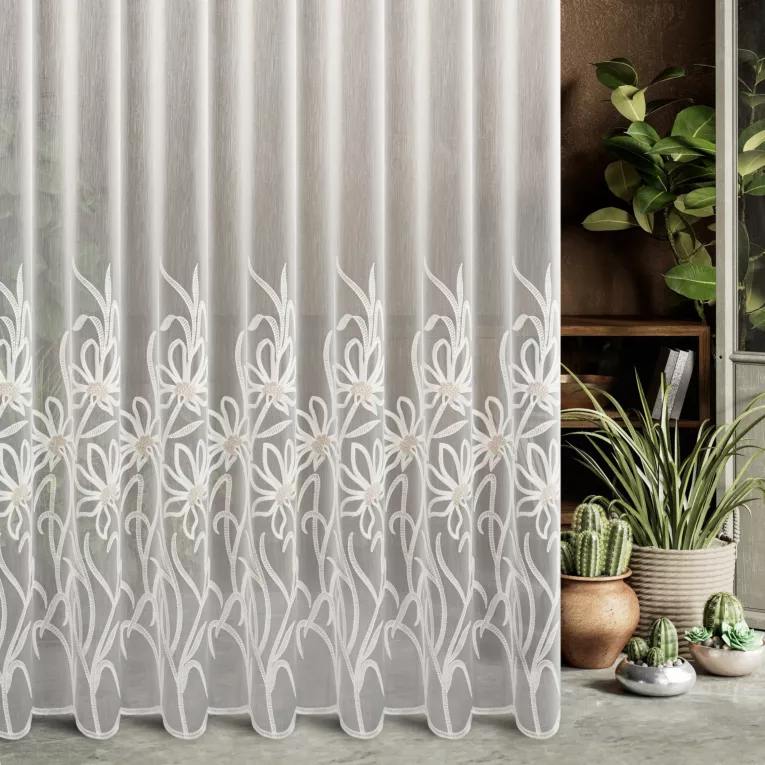 Firana szyta na taśmie 8 cm naturalno beżowa z tkaniny typu aden zdobionej roślinnym haftem