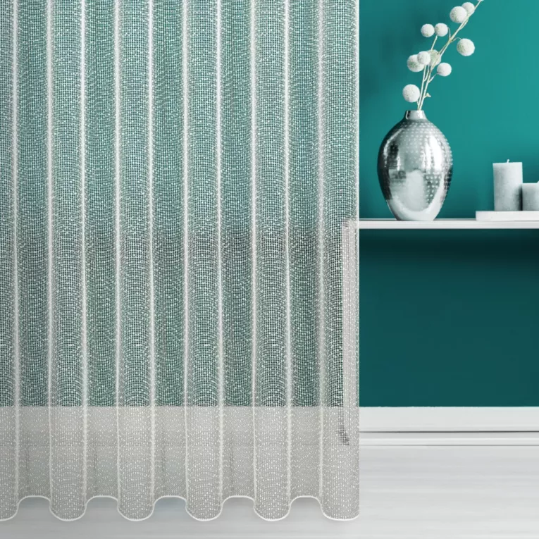 Firana szyta na taśmie 8 cm kremowa siatka z drobnymi pętelkami po całości tkaniny, wykończona obciążnikiem