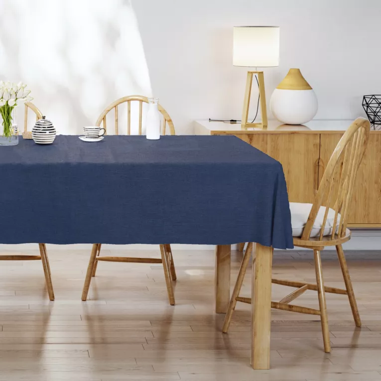 Obrus szyty STYLE granatowy o naturalnym charakterze, z widocznym, ozdobnym splotem