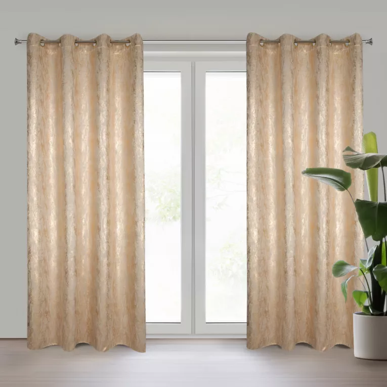 Zasłona beżowo, szampańska zdobiona błyszczącym wzorem z tkaniny zaciemniającej 140x250 przelotka ELISE Eurofirany