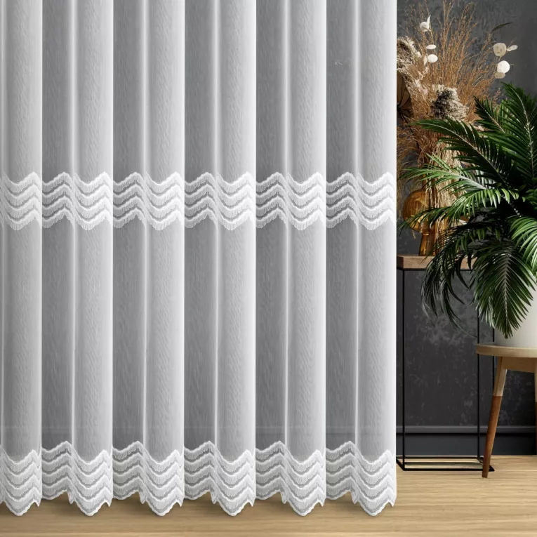 Firana szyta na przelotkach biała z tkaniny z efektem deszczyku, zdobionej geometrycznym haftem