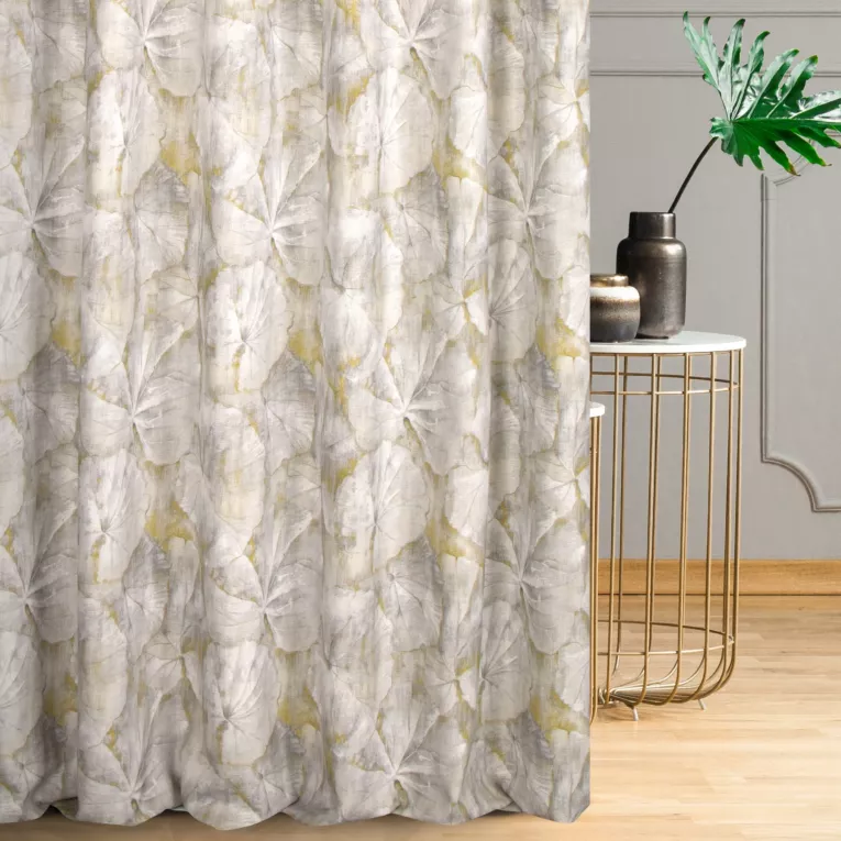 Zasłona szyta na taśmie 5 cm popielato musztardowa z tkaniny z dodatkiem bawełny i nici metalicznej, o wzorze roślinnym, zawiera 20% bawełny