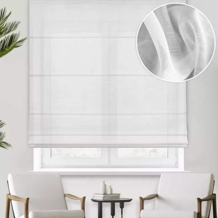 Roleta rzymska biała z lekko połyskującej etaminy o gęstym splocie, wykończona obciążnikiem