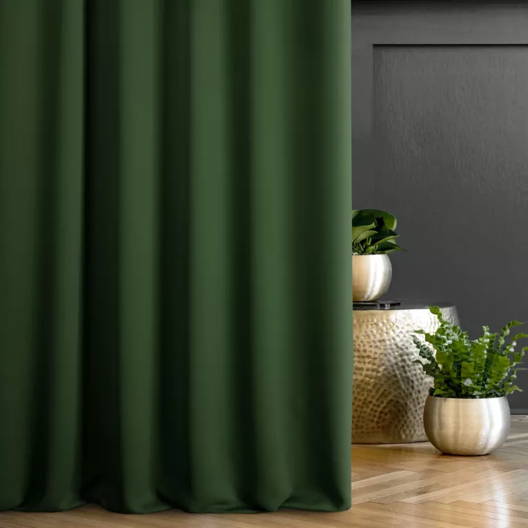 Zasłona szyta na przelotkach ciemnozielona z gładkiej tkaniny zaciemniającej typu dimout