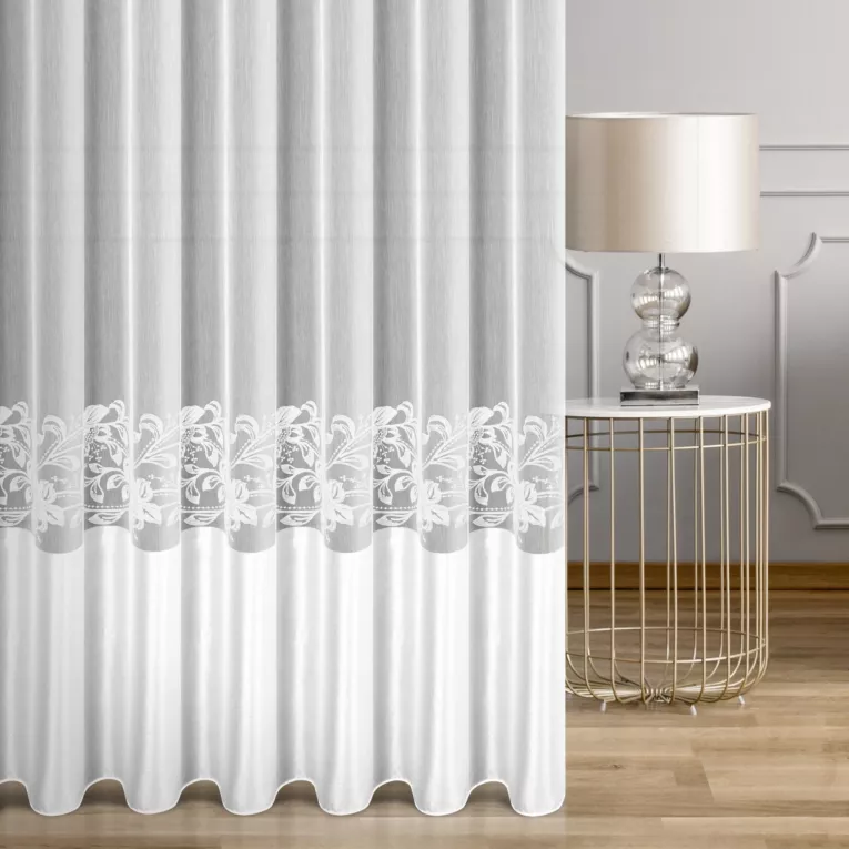 Firana szyta na taśmie 8 cm biała z matowej tkaniny ADEN ozdobionej szerokim pasem oraz roślinnym haftem, wykończona obciążnikiem