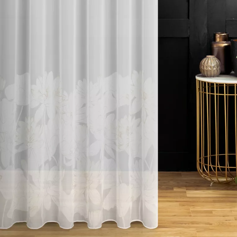 Firana szyta na taśmie 8 cm biało złota z tkaniny typu KREPA z delikatnie połyskującym, kwiatowym nadrukiem na dole tkaniny, wykończona obciążnikiem