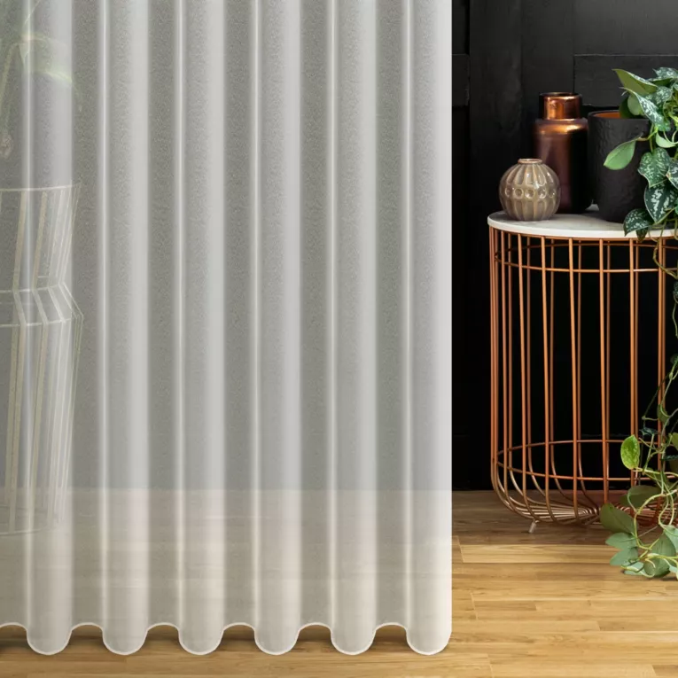 Firana szyta na taśmie fala kremowa z gładkiej matowej markizety o gęstym splocie, wykończona obciążnikiem