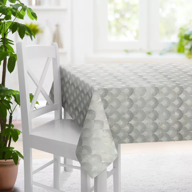 Obrus szyty MIKKA srebrny z ekskluzywnej tkaniny z modnym wzorem wachlarzowym