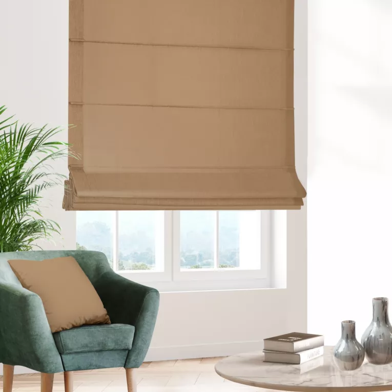 Roleta rzymska ciemnobeżowa z gładkiej zaciemniającej tkaniny typu dimout