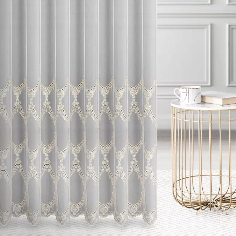 Firana szyta na tunelu biało złota z matowej tkaniny z efektem deszczyku zdobionej dołem haftem Pierre Cardin