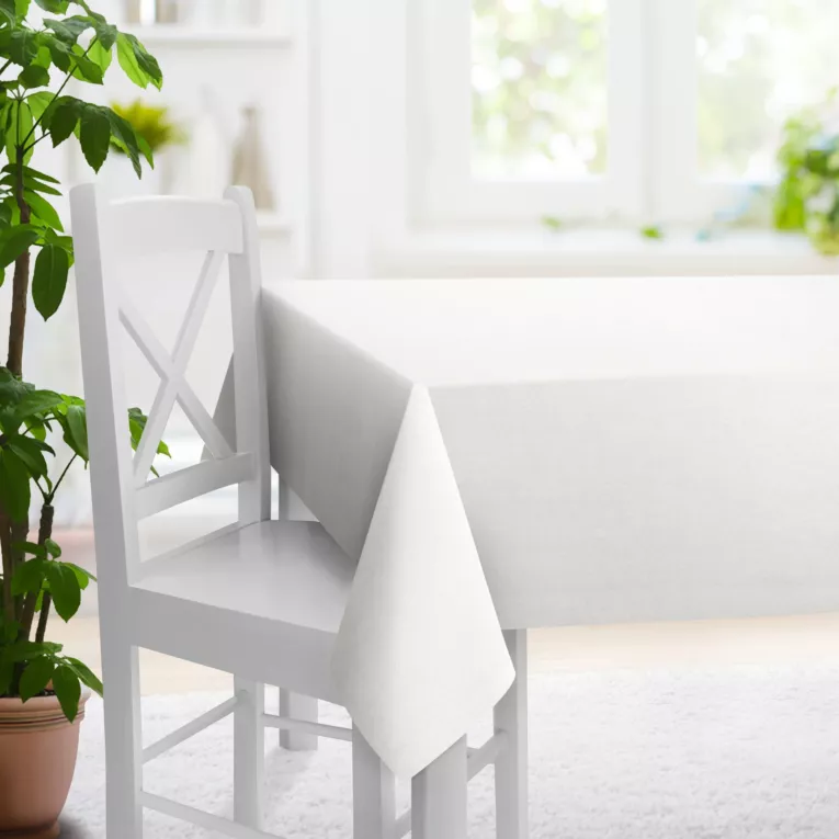 Obrus szyty srebrny z tkaniny strukturalnej z delikatnym połyskiem