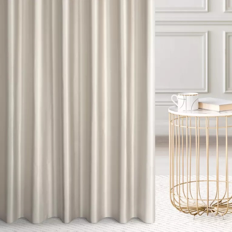 Zasłona szyta na taśmie 5 cm kremowa z tkaniny o satynowym połysku zaciemniającej w 100%