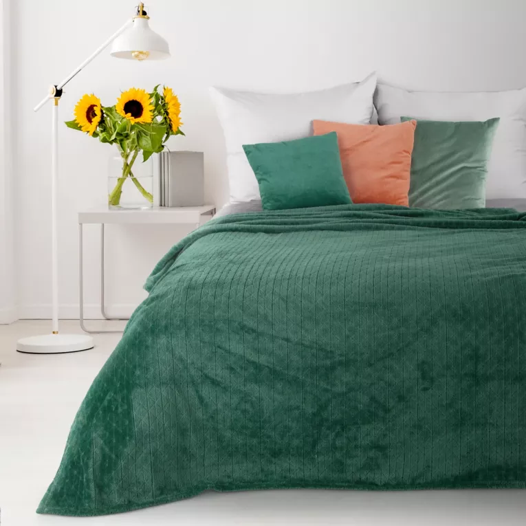 Koc  170x210 cm ciemnozielony miękki w dotyku z wytłaczanym wzorem CINDY 4 DESIGN 91 Eurofirany