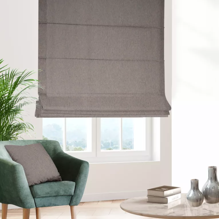 Roleta rzymska grafitowo niebieska z tkaniny o grubym splocie i efektem melanżu