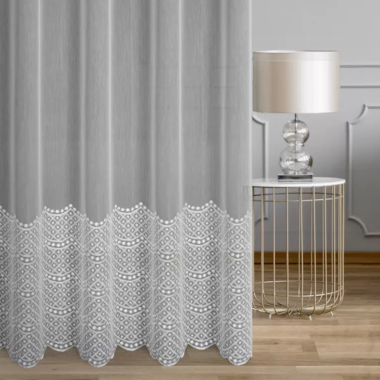 Firana szyta na przelotkach biała tkaniny typu ADEN zdobiona haftem tworzącym dwa poziome pasy