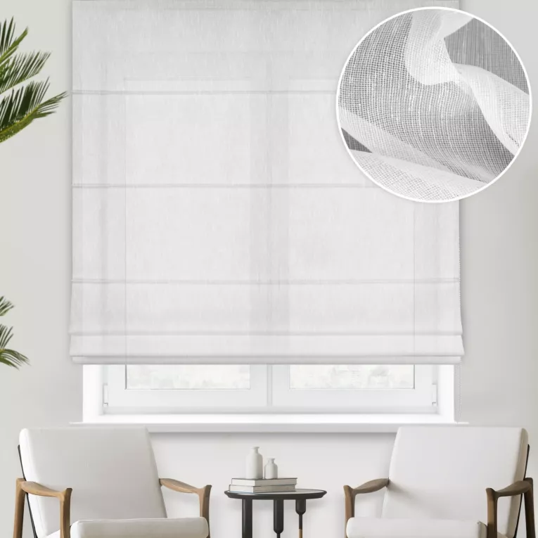 Roleta rzymska biała z delikatnej, półprzeźroczystej tkaniny z efektem deszczyku, wykończona obciążnikiem