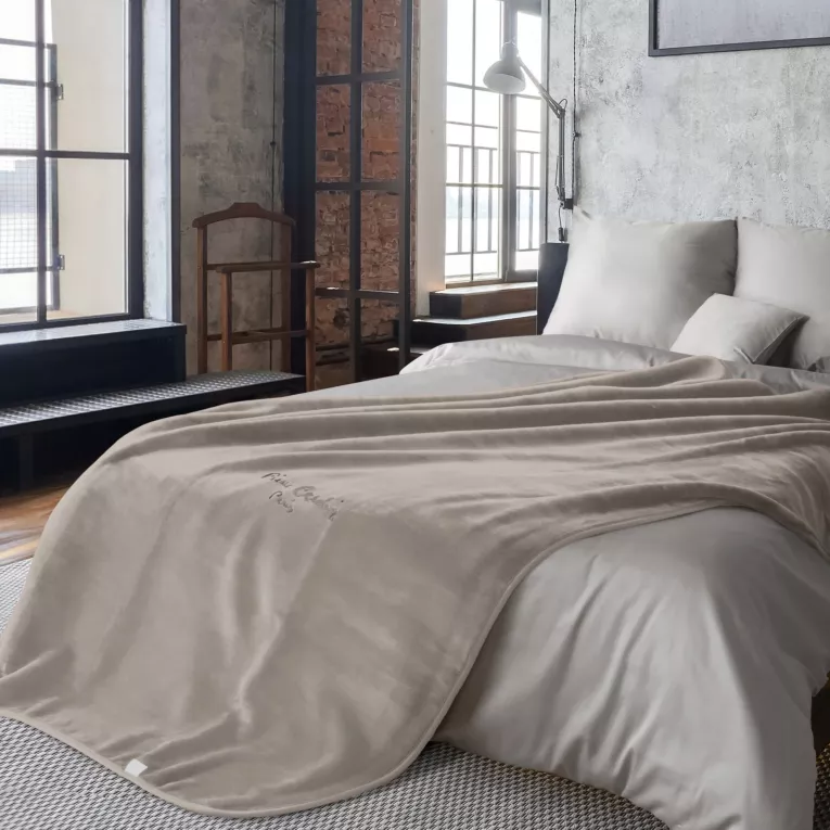 Koc  160x220 cm ciemnobeżowo, brązowy o wysokiej gramaturze z haftowanym logo CLARA PIERRE CARDIN Eurofirany