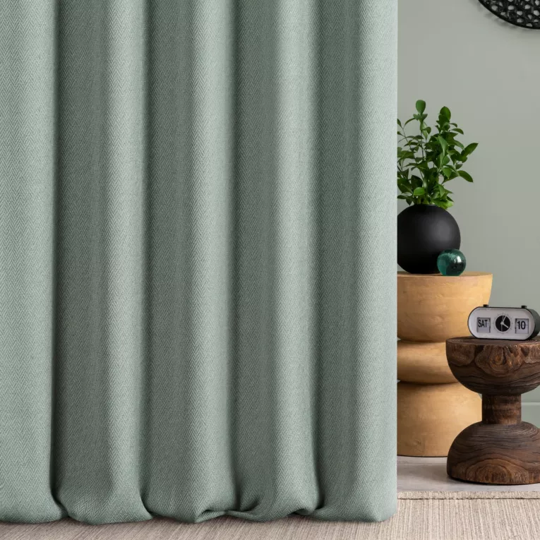 Zasłona szyta na taśmie fala miętowa z tkaniny z jodełkowym wzorem geometrycznym