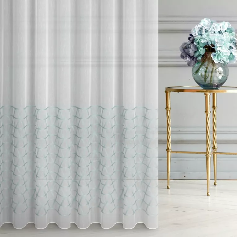 Firana szyta na taśmie fala kremowo turkusowa z miękkiej takniy z haftowanym, geometrycznym wzorem
