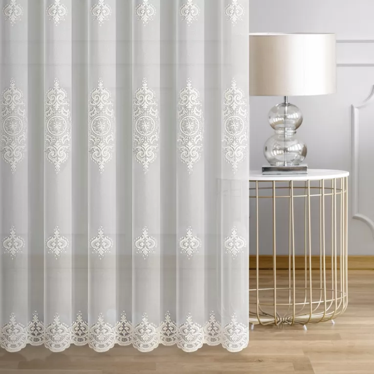 Firana szyta na taśmie 8 cm ESMERALDA kremowo złota z połyskliwej tkaniny PERU ozdobionej kordonkowym haftem ornamentowym i cyrkoniami Italissima Eva Minge