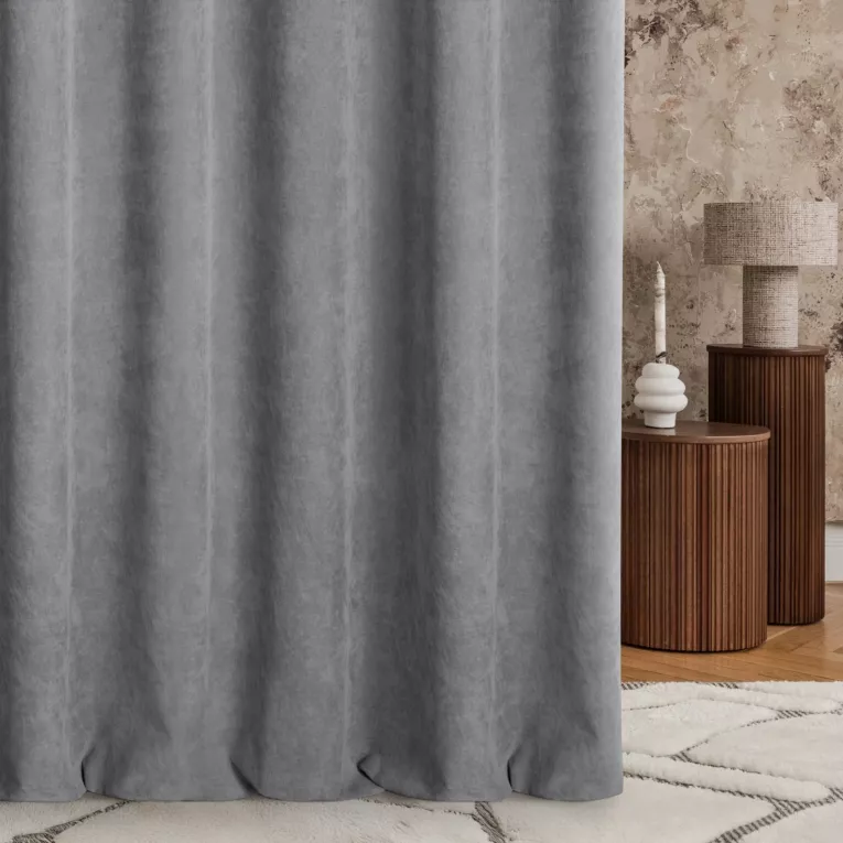 Zasłona szyta na flexach stalowo popielata z dwustronnej tkaniny zaciemniającej 100% blackout, o strukturze weluru