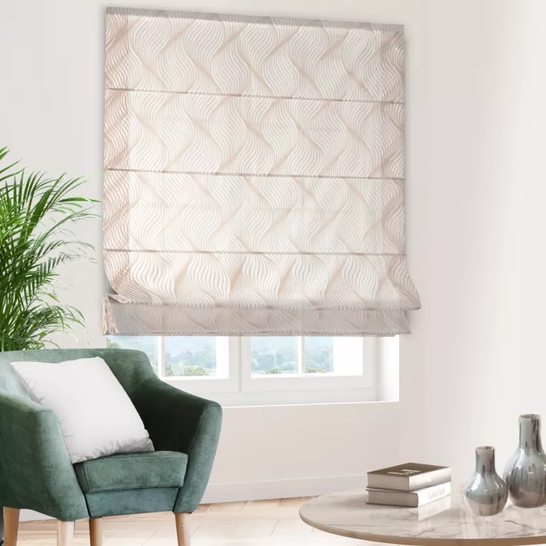 Roleta rzymska biało złota z tkaniny typu BATYST z delikatnie połyskującym, geometrycznym nadrukiem na całości tkaniny, wykończona obciążnikiem