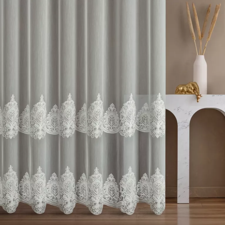 Firana szyta na taśmie 8 cm kremowa z tkaniny typu aden z efektem delikatnego deszczyku, zdobionej haftem łańcuszkowym we wzór ornamentowy
