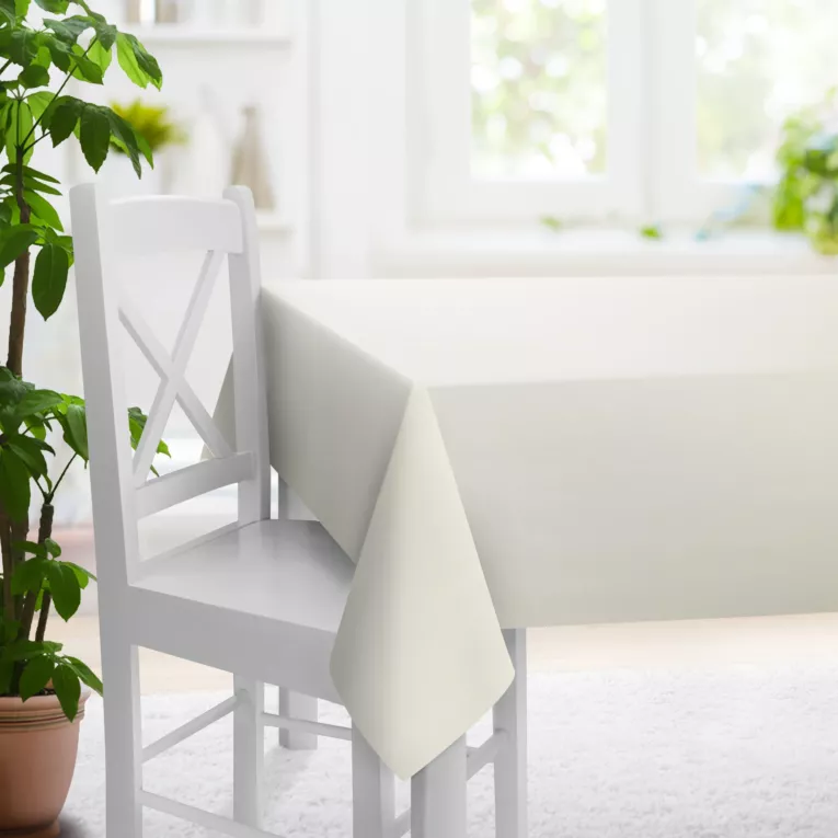 Obrus szyty kremowy z miękkiej tkaniny w drobny wzór jodełkowy