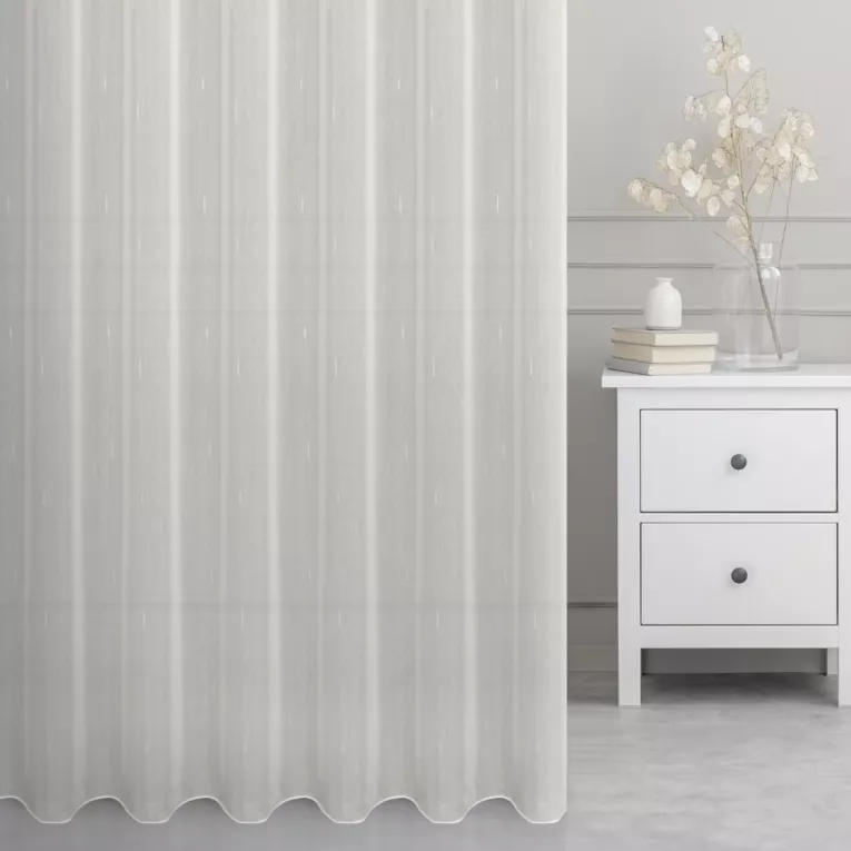 Firana szyta na flexach kremowa z delikatnej i miękkiej tkaniny, zdobionej po całości deszczykiem, wykończona obciążnikiem