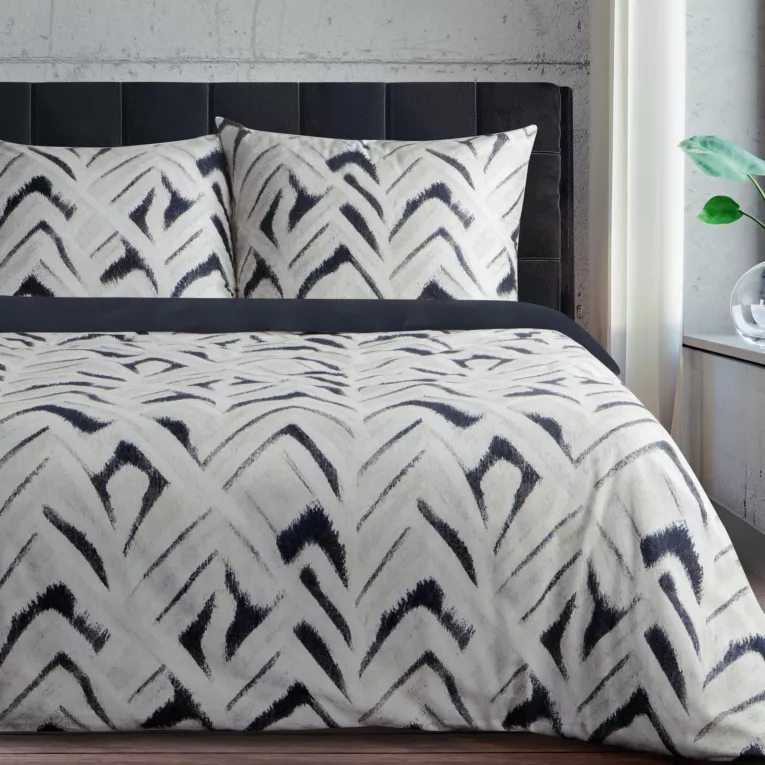 Pościel 220x200 cm z makosatyny bawełnianej kolor biały, granatowy z motywem geometrycznym REINA 49 Eurofirany