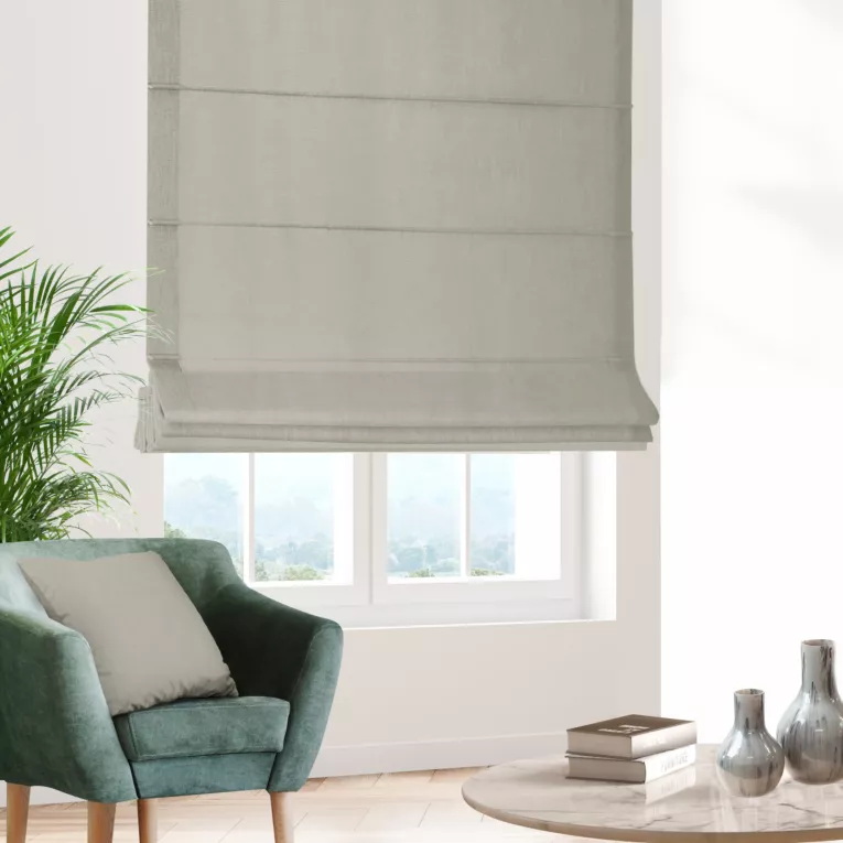 Roleta rzymska szara z tkaniny z dodatkiem połyskującej nici, z widocznym ozdobnym splotem