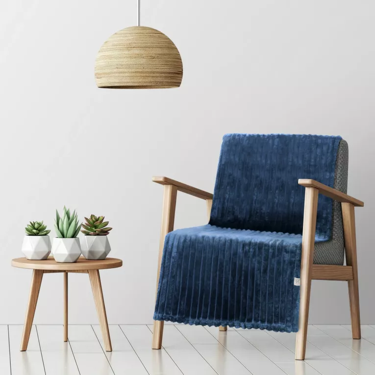 Narzuta na fotel /koc 70x160 cm granatowa z wytłaczanym wzorem i efektem 3D SOFT DESIGN 91 Eurofirany