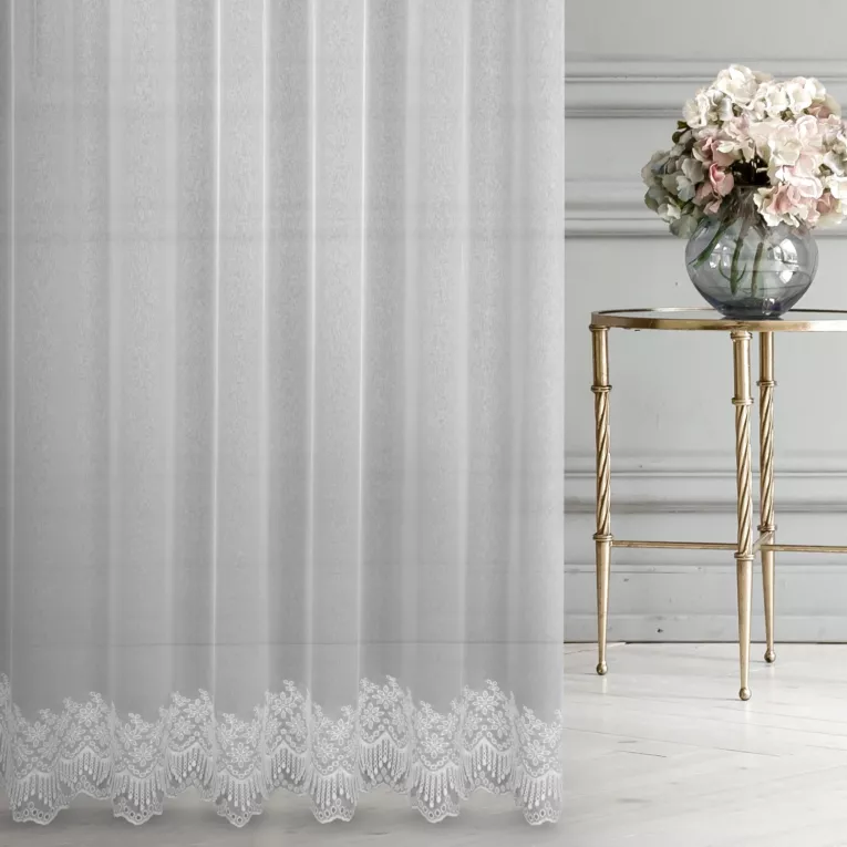 Firana szyta na taśmie 5 cm biała z delikatnej tkaniny typu MARKIZETA, zdobiona dołem aplikacją