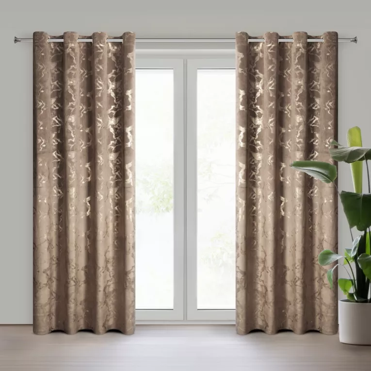 Zasłona brązowo, szampańska welwetowa zdobiona błyszczącym nadrukiem 140x250 cm przelotka - RAJA Eurofirany