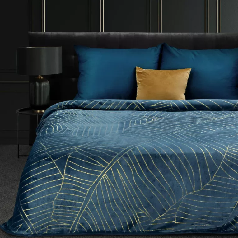 Koc  150x200 cm granatowo, złocisty zdobiony złocistym motywem liści bananowca MUSA 2 LIMITED COLLECTION Eurofirany