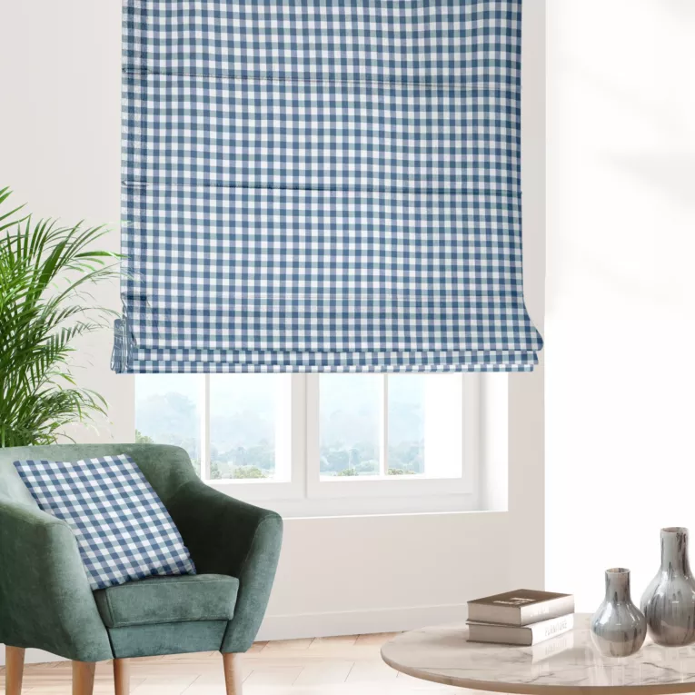 Roleta rzymska biało ciemnoniebieska z delikatnej tkaniny w kratkę