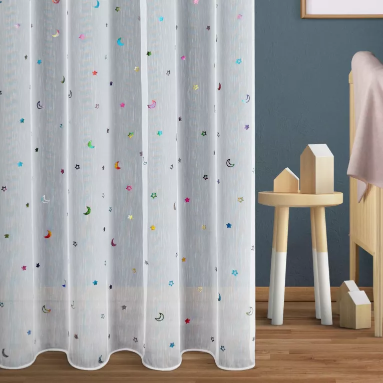 Firana szyta na flexach biało różowa z matowej tkaniny ADEN ozdobionej kolorowym dziecięcym wzorem, wykończona obciążnikiem