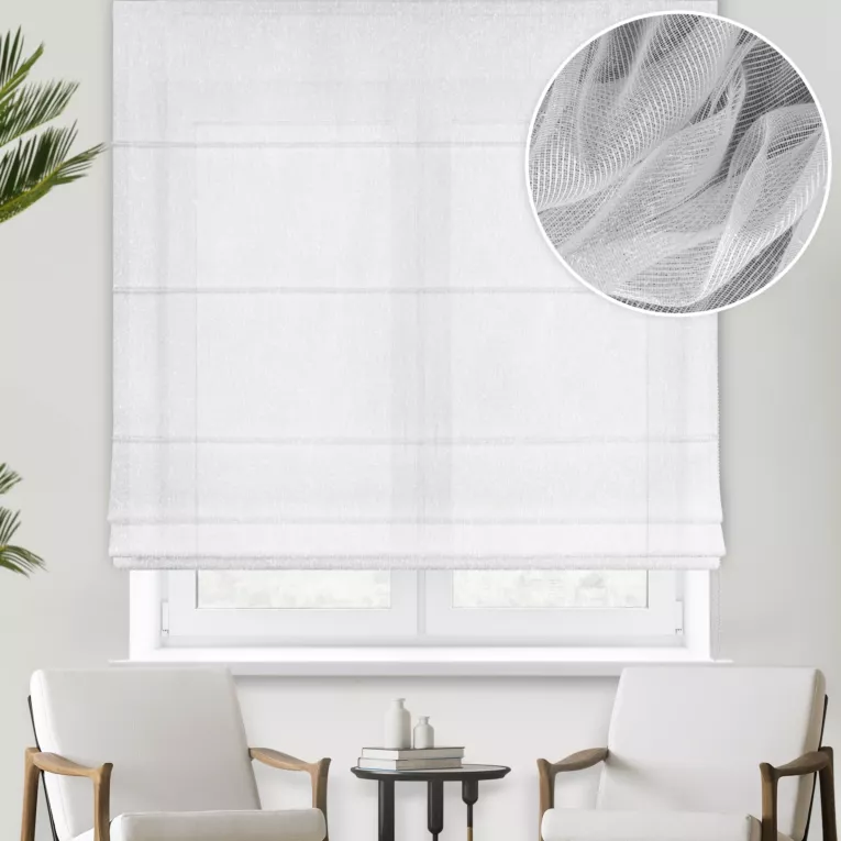 Roleta rzymska biała z połyskującej siateczki z moherową nicią, wykończona obciążnikiem