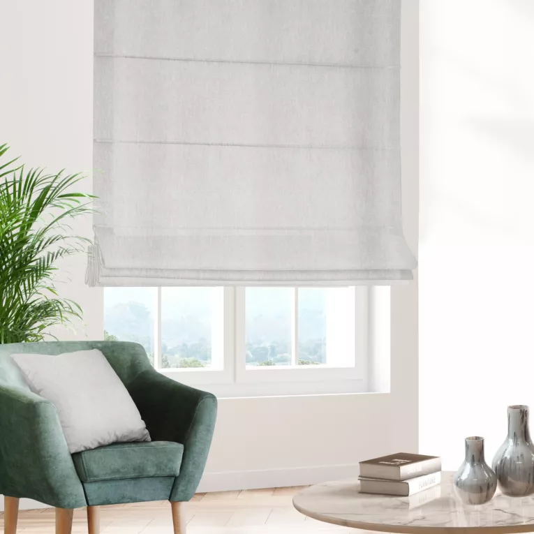 Roleta rzymska jasnosrebrna z tkaniny o szenilowej strukturze