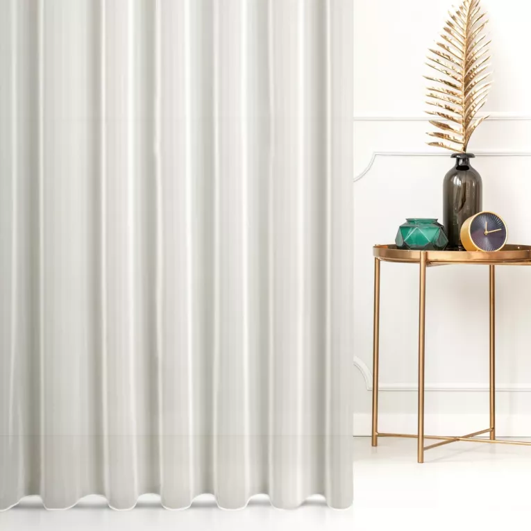 Firana szyta na flexach kremowa z matowego jedwabiście miękkiego woalu, wykończona obciążnikiem