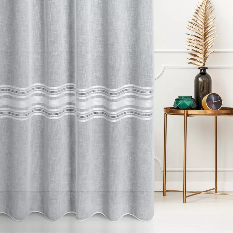 Firana szyta na taśmie fala biała z matowej tkaniny o naturalnym wyglądzie z ażurowymi pasami, wykończona obciążnikiem