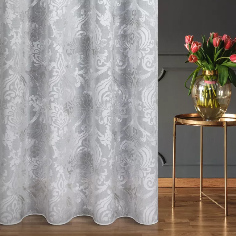Firana szyta na taśmie 8 cm naturalno szara z ekskluzywnej tkaniny z dodatkiem wiskozy w ornamentowy wzór, wykończona obciążnikiem Italissima Eva Minge