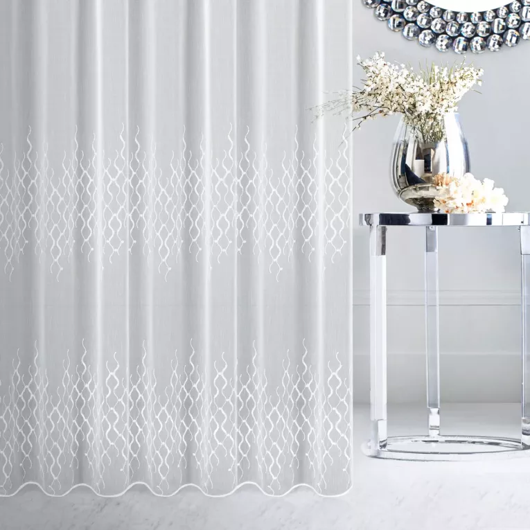 Firana szyta na taśmie 5 cm LEYA biała z matowej tkaniny haftowanej w pasowy geometryczny wzór