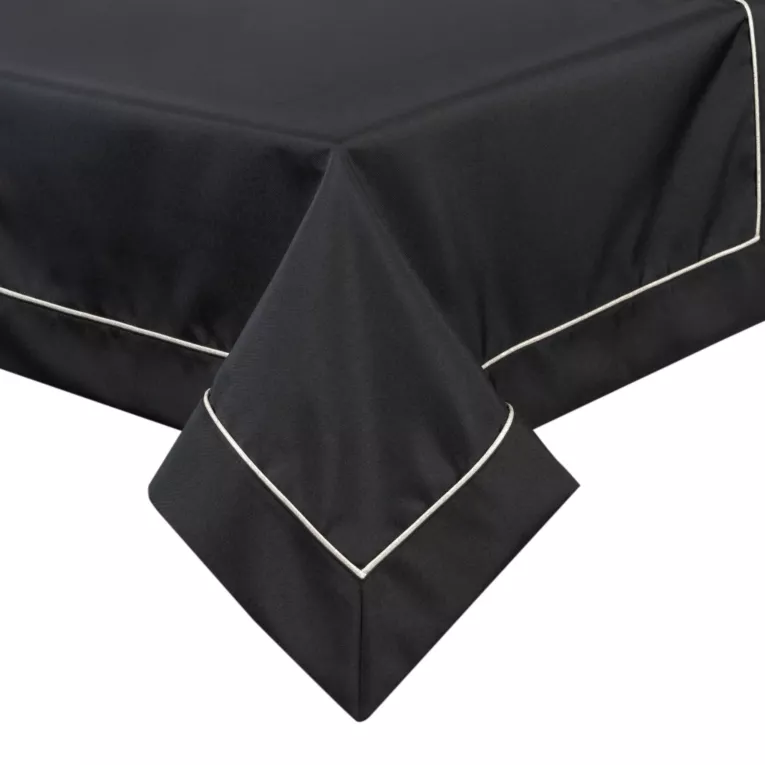 Obrus czarny 145x280 cm MADELE z ozdobną listwą oraz delikatną jasnozłotą wypustką w eleganckim opakowaniu MADELE