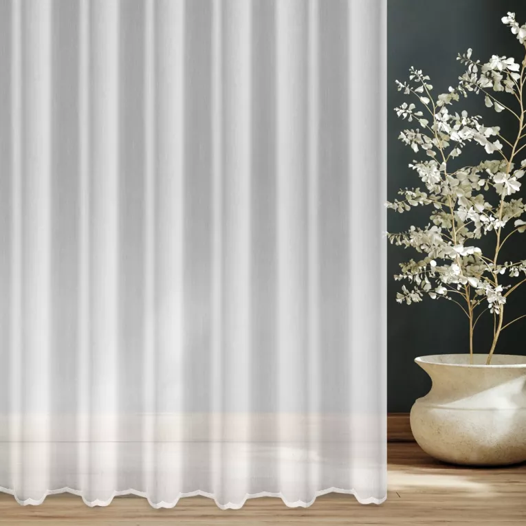 Firana szyta na przelotkach biała z matowej tkaniny typu ADEN z efektem deszczyku, zdobionej u dołu delikatnym haftem