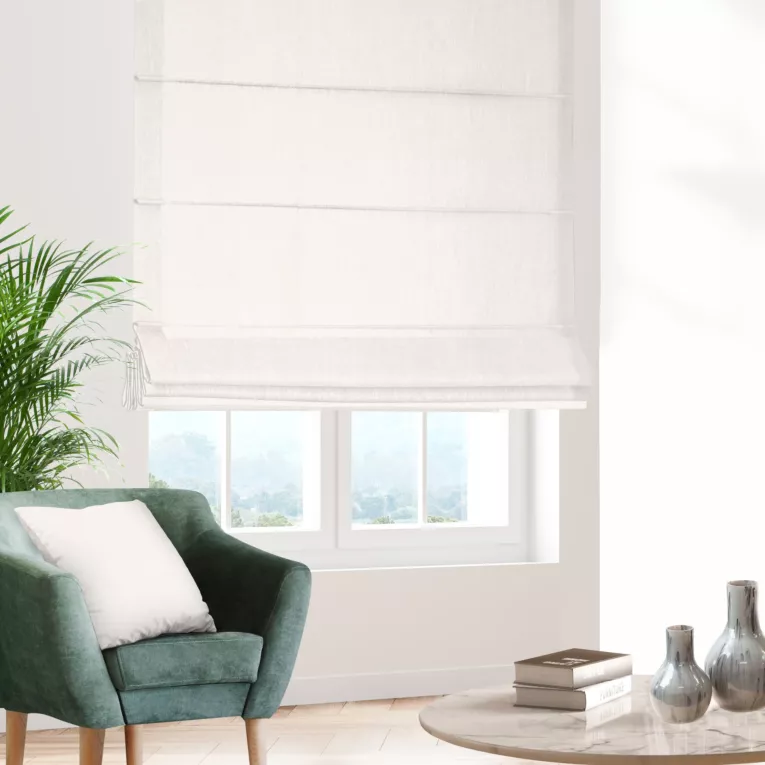 Roleta rzymska jasnobeżowa z miękkiej w dotyku tkaniny szenilowej