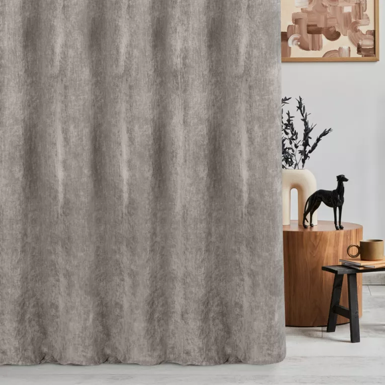 Zasłona szyta na przelotkach szara z tkaniny o szenilowej strukturze